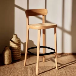Kave Home Barkruk Romane Beukenhout en rotan (zithoogte 75cm)* Barkruk Met Rugleuning|Barkruk Hout