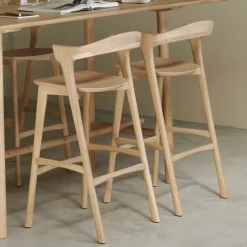 Ethnicraft Barstoel Bok Gevernist Eikenhout, kleur (zithoogte 78cm)* Barkruk Met Rugleuning|Barkruk Hout
