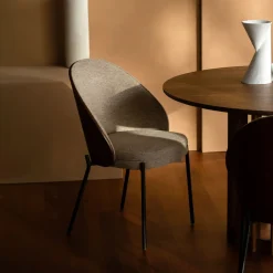 Dutchbone Eetkamerstoel Rodin Essenhout en stof* Eetkamerstoelen Met Armleuning|Beige Eetkamerstoelen